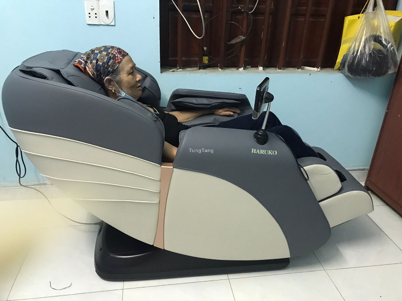 Ghế massage Haruko điều trị đau lưng mãn tính - Tung Tăng
