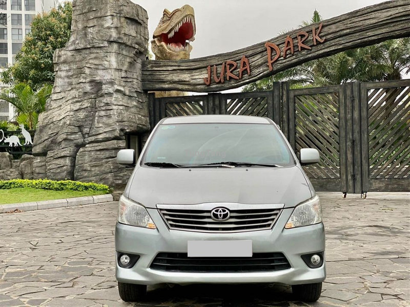 Cần bán xe Toyota Innova 2013, số sàn, màu bạc, còn mới tinh - Tung Tăng